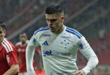 Victor Gabriel wearing Internacional’s red kit during the match against Cruzeiro.