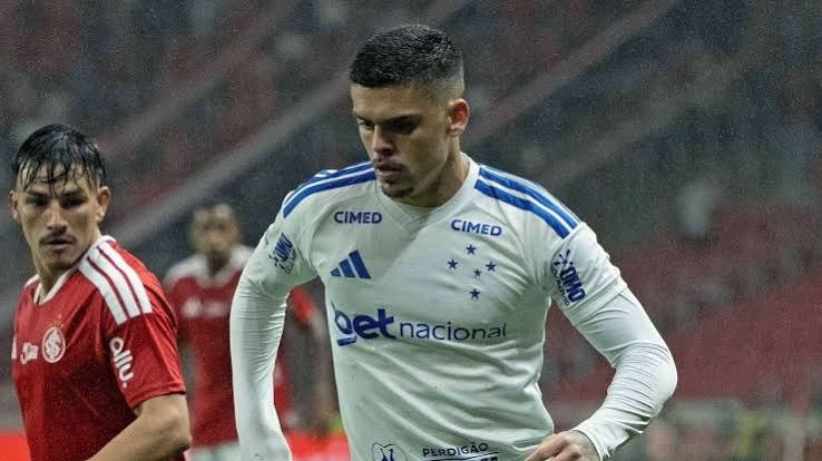 Victor Gabriel wearing Internacional’s red kit during the match against Cruzeiro.